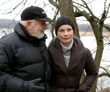 Reżyser przyznał, że w jego intencji "Po sezonie" miało zdecydowanie różnić się od tych polskich filmów, które bezkrytycznie naśladują produkcje zachodnie.

"Poszedłem ostatnio na film, na którym Warszawa wyglądała jak Manhattan, ludzie robili zawrotne kariery i stać ich było na wszystko. Spora część widzów lubi takie filmy, ale ja nie chcę zwracać się do takiej publiczności" - zastrzegał Majewski.