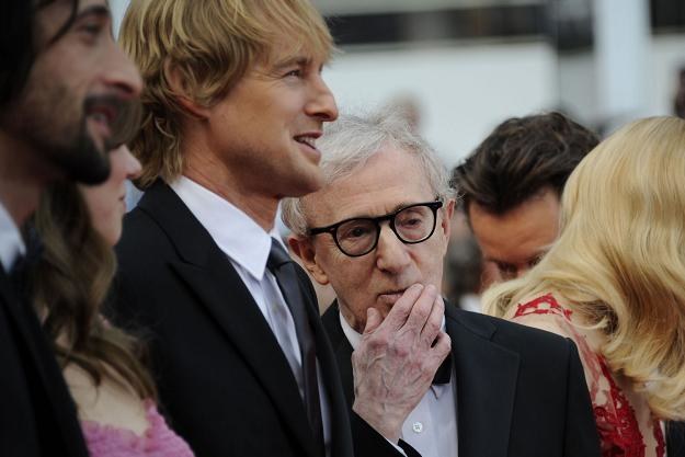 Reżyser Woody Allen z aktorami występującymi w filmie "O północy w Paryżu" /AFP