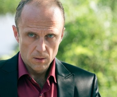 Reżyserem jest Łukasz Palkowski, a autorem zdjęć Marian Prokop. Oryginalny scenariusz został napisany przez dramatopisarkę Monikę Powalisz oraz pisarza Jakuba Żulczyka. 

Na zdjęciu - Łukasz Simlat.