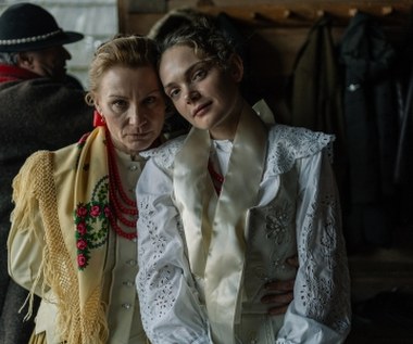 Reżyserem, współscenarzystą i autorem zdjęć jest wielokrotnie nagradzany twórca - operator, dokumentalista, scenarzysta Marcin Koszałka, autor takich filmów, jak "Czerwony pająk", "Będziesz legendą człowieku", "Takiego pięknego syna urodziłam", "Deklaracja nieśmiertelności", "Istnienie" czy "Ucieknijmy od niej".