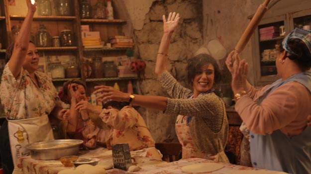 Reżyserka Nadine Labaki w doskonałym humorze na planie swego filmu /materiały dystrybutora