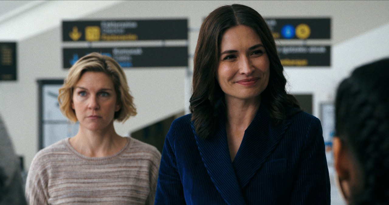 Rhea Seehorn i Karolina Wydra w serialu "Jedyna" /Apple TV+