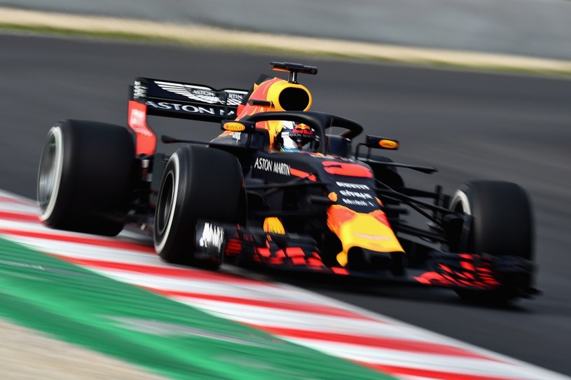 Ricciardo na torze Catalunya. W tym roku bolidy otrzymały chroniący głowy kierowców system halo /Getty Images