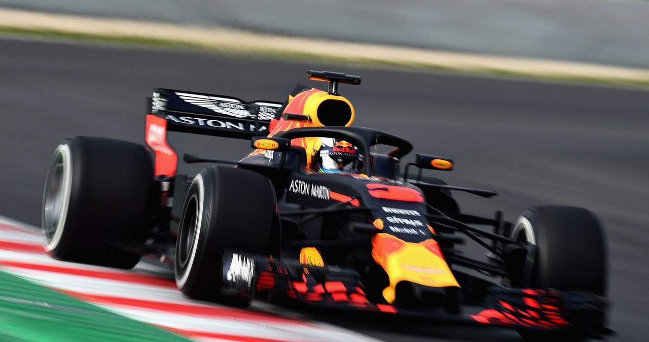 Ricciardo na torze Catalunya. W tym roku bolidy otrzymały chroniący głowy kierowców system halo /Getty Images