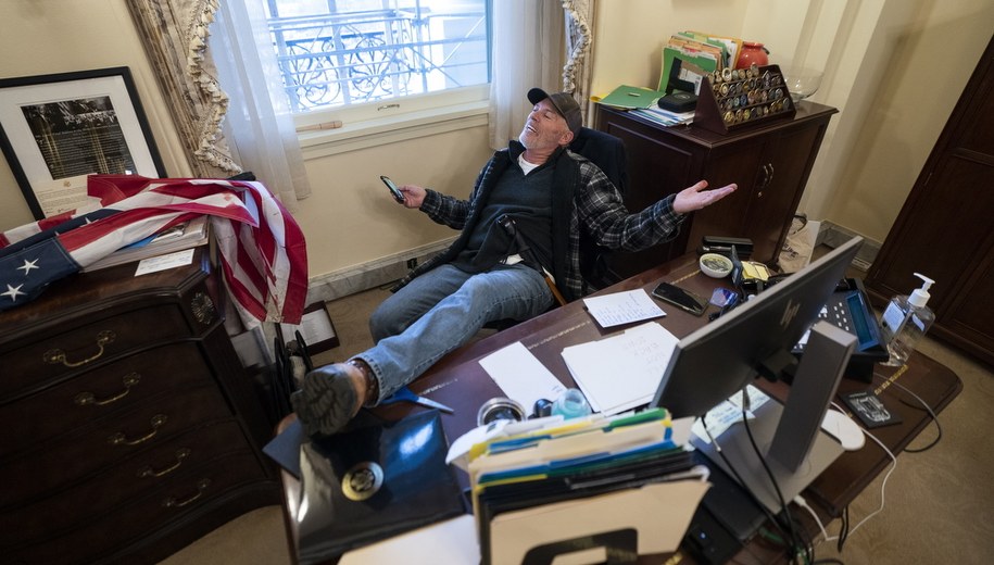 Richard Barnett przy biurku Pelosi /JIM LO SCALZO /PAP/EPA