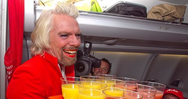 Richard Branson serwuje napoje na pokładzie samolotu wywiązując się z zakładu /AFP