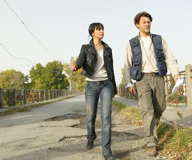 Richard Coyle i Emmanuelle Chriqui w scenie z filmu "Pięć dni wojny"