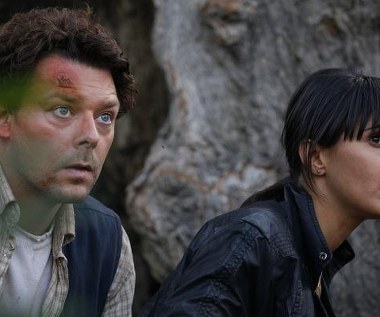 Richard Coyle i Emmanuelle Chriqui w scenie z filmu "Pięć dni wojny"