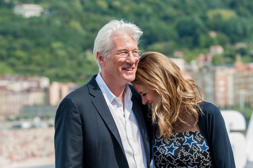 Richard Gere i jego wybranka /Eli Gorostegi /AFP