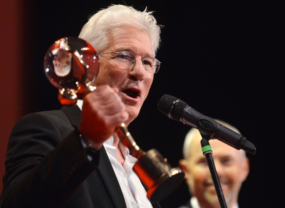 Richard Gere z Kryształowym Globem /PAP/EPA/RENE VOLFIK  /PAP/EPA