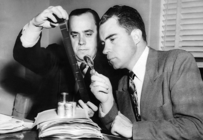 Richard Nixon i Robert Stripling sprawdzają dokumenty pozyskane z mikrofilmu ukrytego przez Chambersa w dyni /Everett Collection /East News