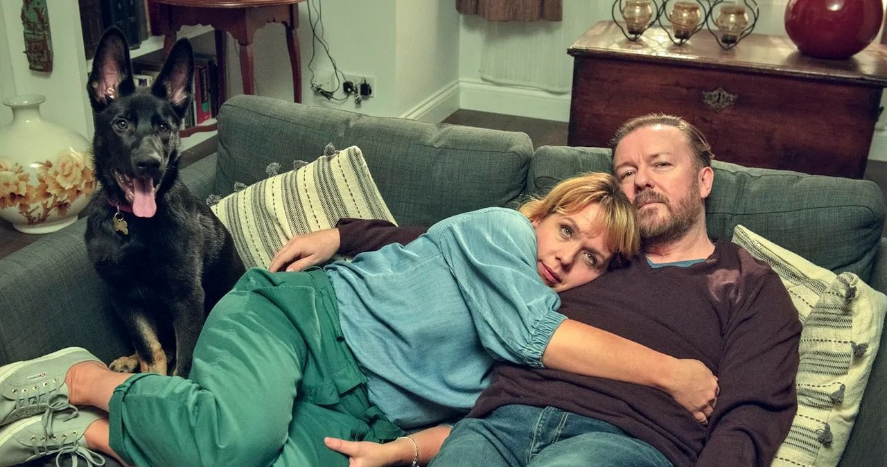 Ricky Gervais (P) na planie "After Life 3" /Netflix /materiały prasowe