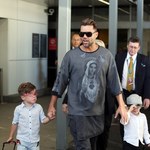 Ricky Martin z synami i... Matką Boską