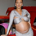 Rihanna eksponuje ciążowe krągłości! Znowu niemal wszystko odsłoniła!