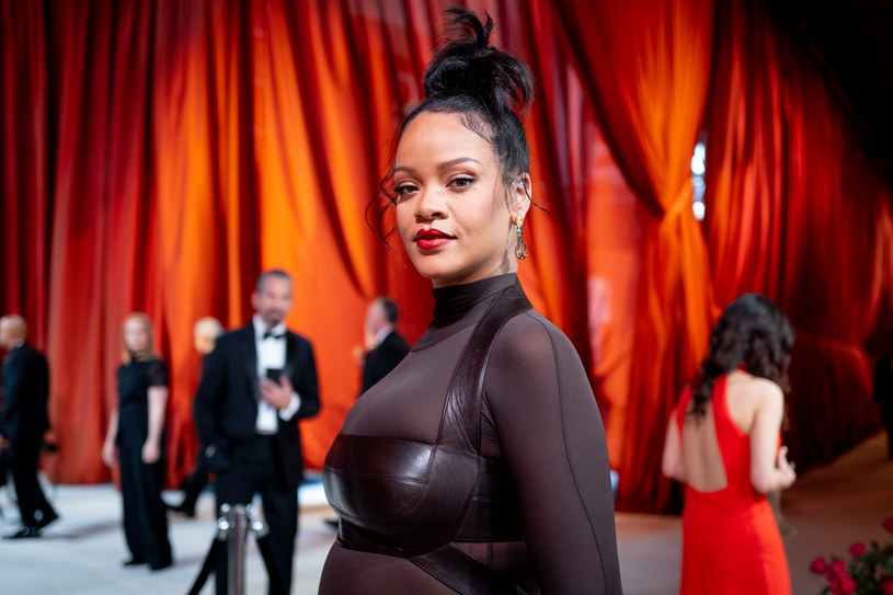 Rihanna podczas gali rodzania Oscarów z dumą prezentowała ciążowe krągłości /Emma McIntyre /Getty Images