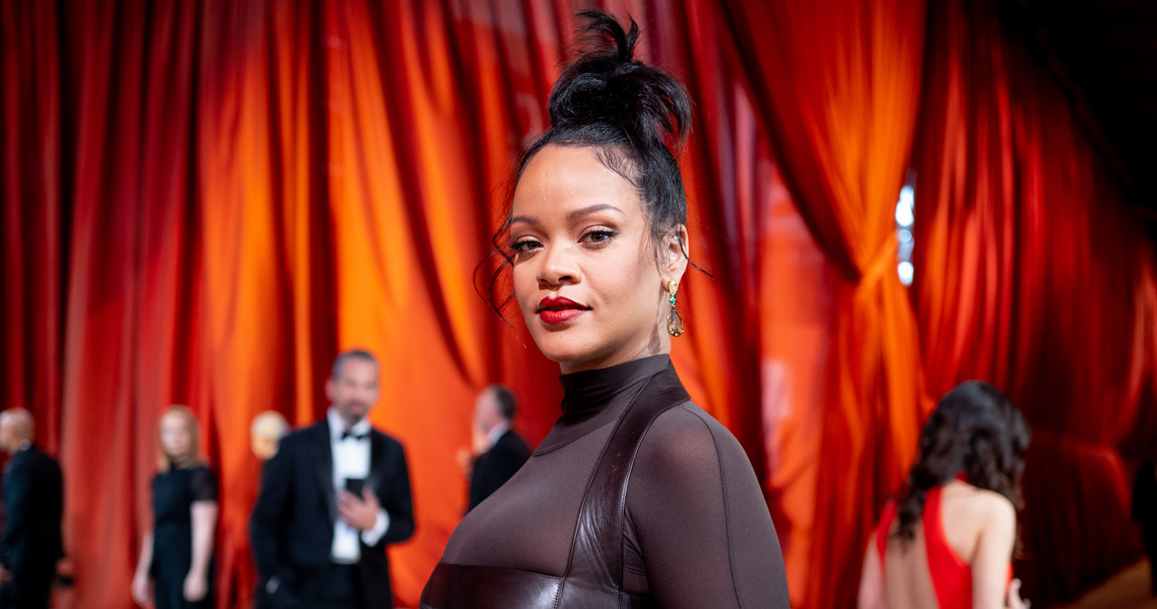 Rihanna podczas gali rodzania Oscarów z dumą prezentowała ciążowe krągłości /Emma McIntyre /Getty Images