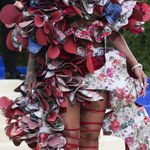 Rihanna w przedziwnej kreacji na gali MET. "Suknia z salami"
