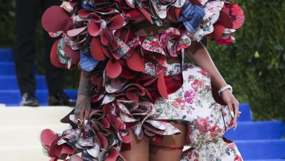Rihanna w przedziwnej kreacji na gali MET. "Suknia z salami"