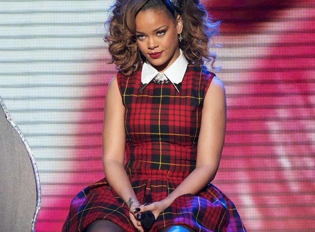 Rihanna w stylizacji "na uczennicę" - fot. Ken McKay/TalkbackThames/Rex F /East News