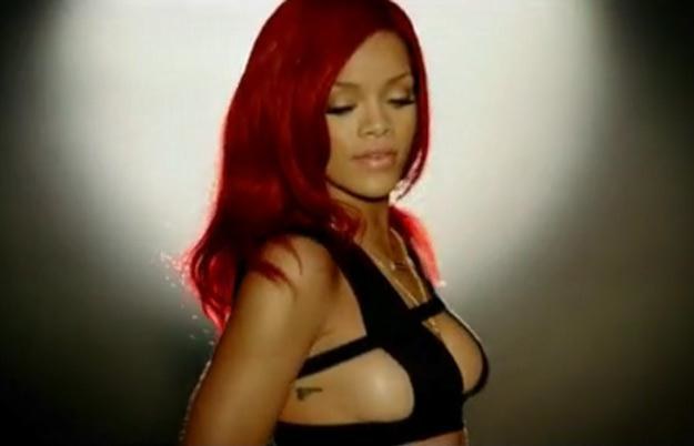 Rihanna w teledysku do "All Of The Lights" /