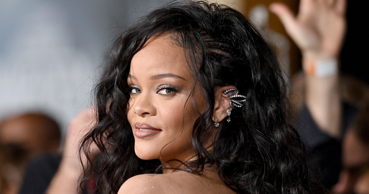 Rihanna wraca z nowym singlem "Lift me up" /AxelleBauer-Griffin /East News
