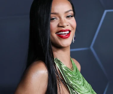 Rihanna wydała teledysk do "Kiss It Better" 10 lat temu. "Tęsknię za tymi czasami"