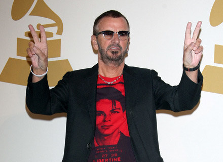 Ringo Starr przekazuje znak pokoju - fot. Frazer Harrison /Getty Images/Flash Press Media