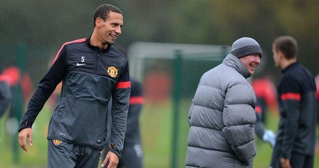 Rio Ferdinand (L) i menedżer Alex Ferguson na boisku ośrodka w Carrington /AFP