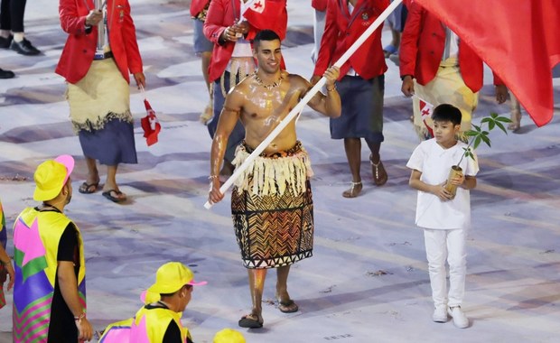 Rio: Naoliwiony chorąży Tonga robi furorę, nie tylko wśród kobiet. Kim jest Pita Taufatofua?