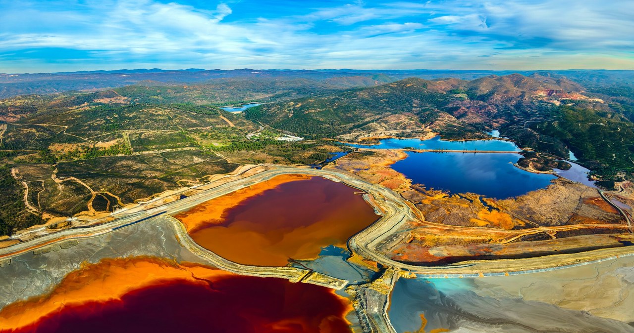 Rio Tinto, rzeka w południowo-zachodniej Hiszpanii, znana z krwistoczerwonej barwy wody /Olivier Jarry-Lacombe/Solent News & Photo Agency /East News