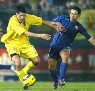 Riquelme i Xavi walczą o piłkę. Villareal-Barcelona 3:0 /AFP