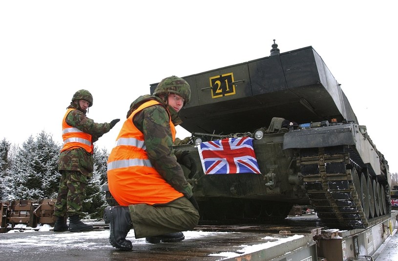 Rishi Sunak, premier Wielkiej Brytanii, zapowiedział zwiększenie wydatków na tamtejszą armię. Na zdjęciu - brytyjskie czołgi podczas transportu w Niemczech. Zdjęcie ilustracyjne /ROGER LORTIE / DPA /AFP