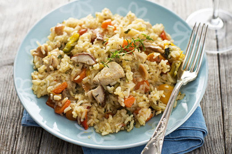 Risotto z grzybami i kurczakiem /123RF/PICSEL