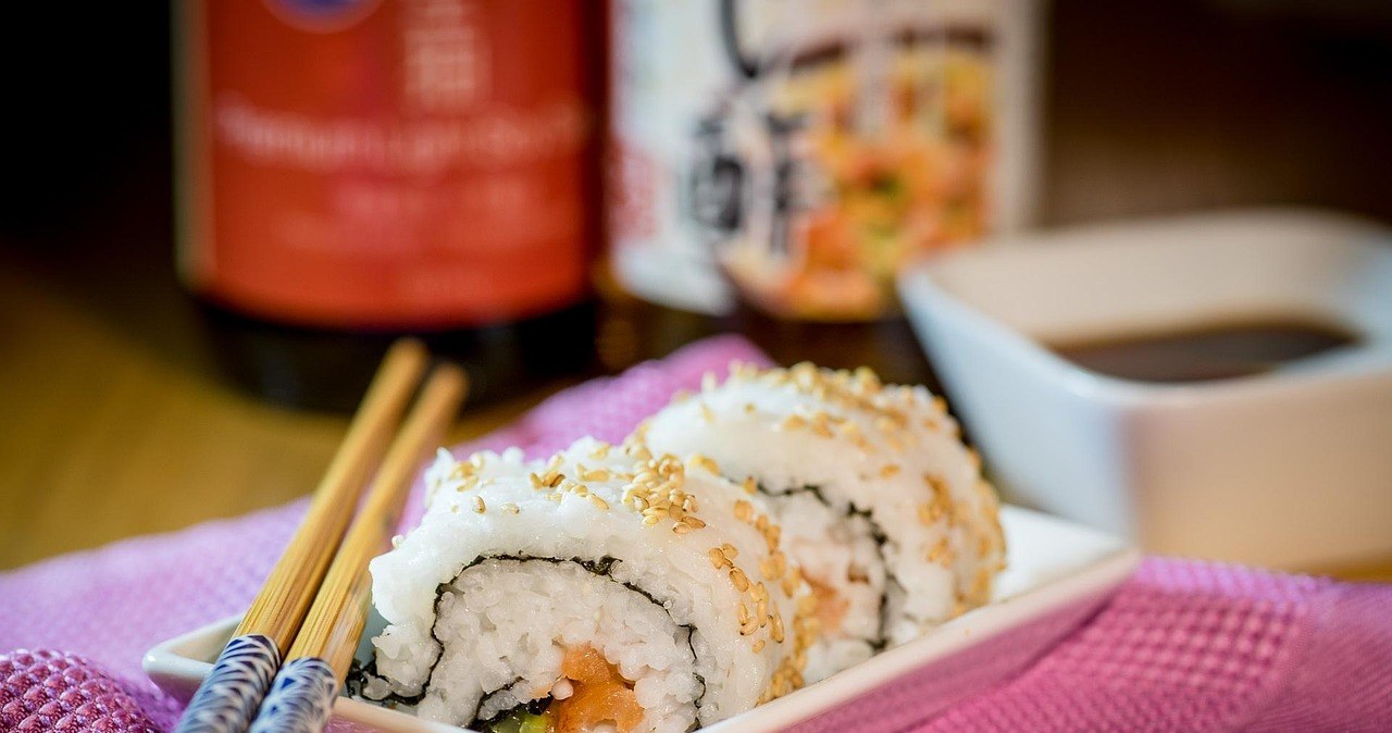 Рисовий оцет незамінний під час приготування рису для суші. Як ще його можна використовувати? /pixabay.com