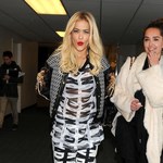 Rita Ora w komplecie DKNY i... klapkach