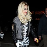 Rita Ora w komplecie DKNY i... klapkach
