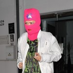 Rita Ora w różowej kominiarce