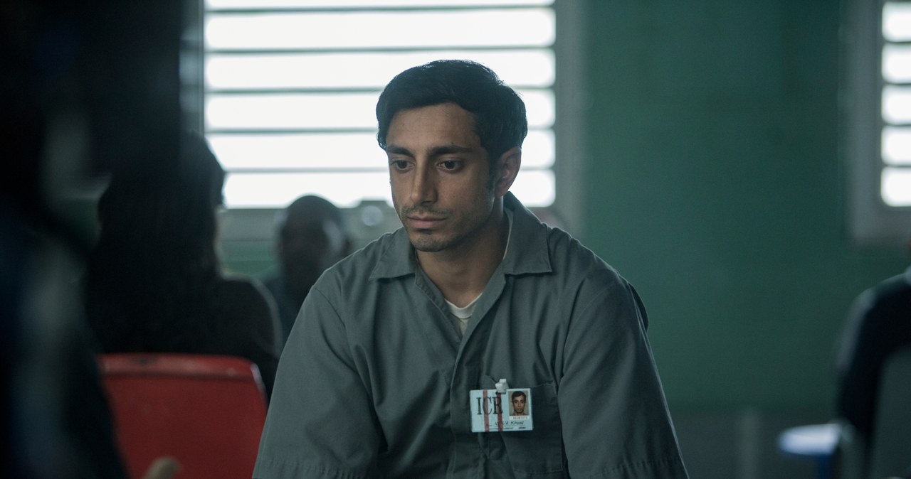 Riz Ahmed Jako Naz w serialu "Długa noc" /HBO