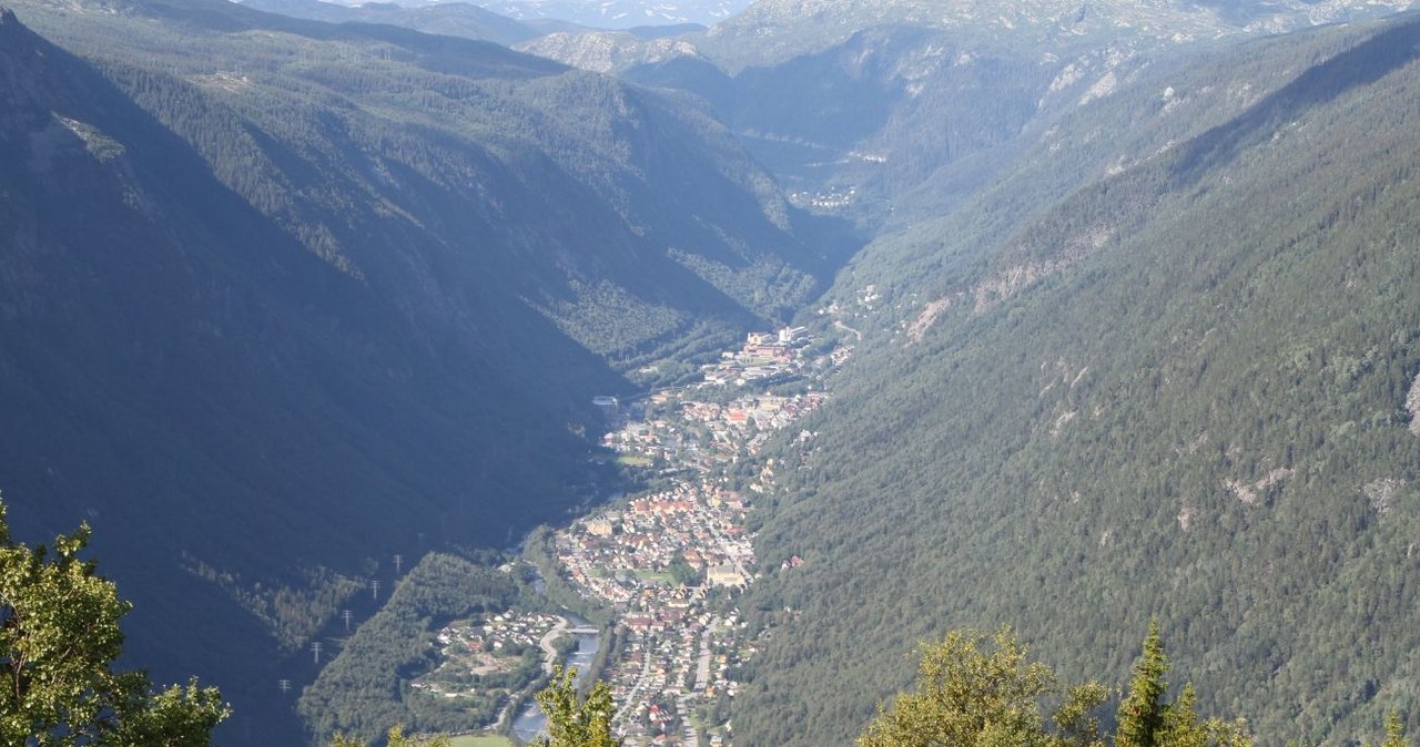 Rjukan przez większą część roku skryte jest w cieniu /Bjoertvedt /CC BY-SA 4.0