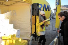 RMF FM rozdaje bombonierki na Małym Rynku w Krakowie