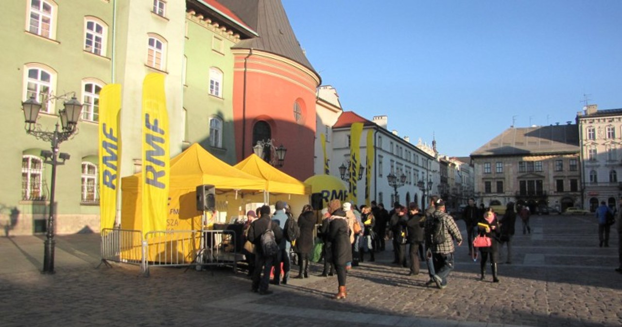 RMF FM rozdaje bombonierki na Małym Rynku w Krakowie