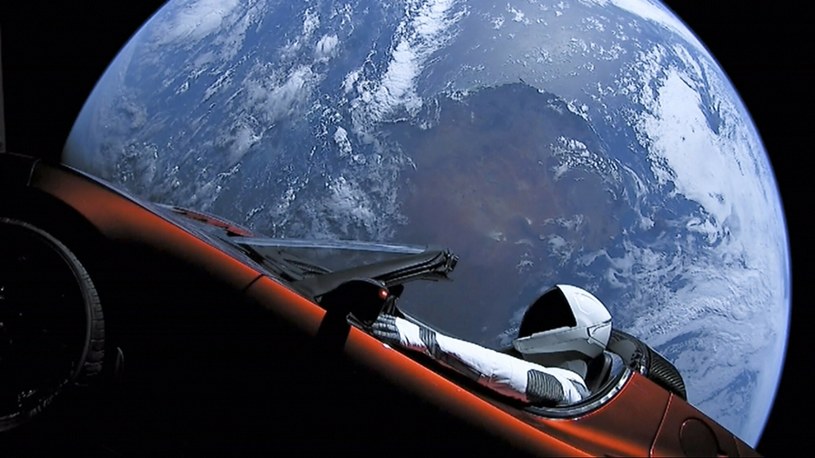 Roadster wysłany w kosmos przez koncern Elona Muska jest w rejestrze NASA pod numerem 143205 jako "SpaceX Roadster (statek kosmiczny) (Tesla)". /East News