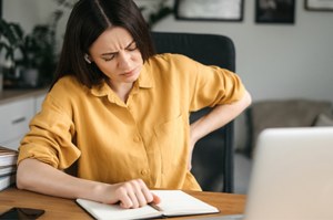 Rób 10 minut dziennie, nie wstając z krzesła. Zniknie ból pleców i garb