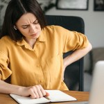 Rób 10 minut dziennie, nie wstając z krzesła. Zniknie ból pleców i garb