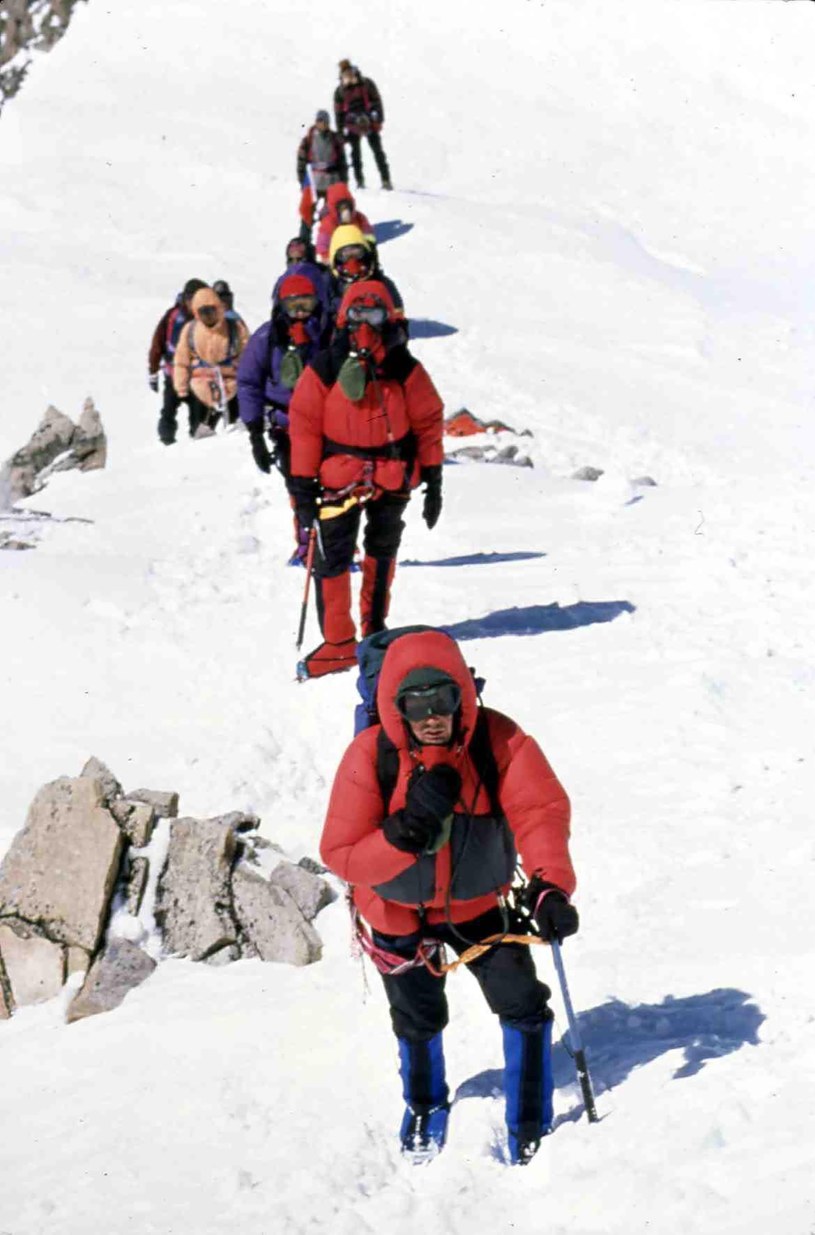 Rob Hall na czele jednej z ekspedycji w Himalajach /East News