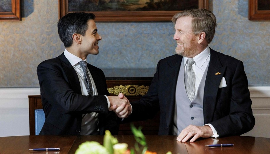 Rob Jetten (po lewej) i król Wilhelm-Aleksander /KOEN VAN WEEL/AFP /East News