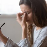 Rób przy ekranie i czytaniu, a zachowasz dobry wzrok. Metoda polecana przez okulistów