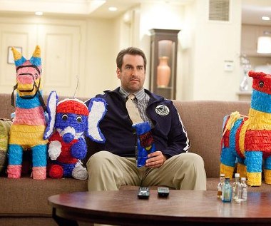 Rob Riggle w scenie z filmu "21 Jump Street"