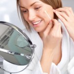 Rób to przed makijażem. Inaczej pogorszysz cerę i podrażnisz oczy 