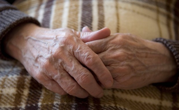 Robaki w odleżynach, kości prześwitujące przez skórę. Koszmar 86-latki z Włodawy